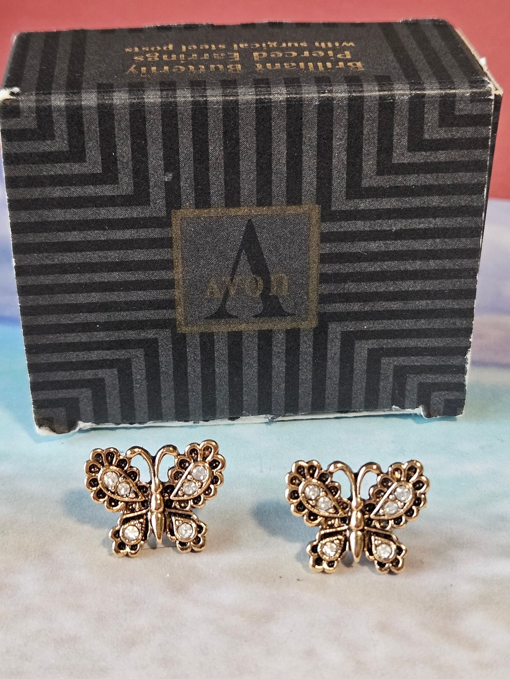 #102 Vintage Avon Brilliant Butterfly Gold Tone Rhinestone Stud Earrings - Picture 3 of 5